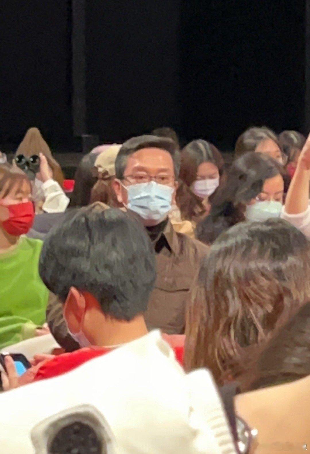 侯鸿亮最初对肖战的印象这届网友什么图都有，连侯鸿亮当初去看肖战《如梦之梦》的图都