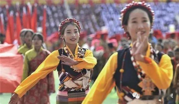 七十五载
峥嵘岁月
七十五年
沧桑巨变
中国人民
用勤劳双手
从站起来
富起来到