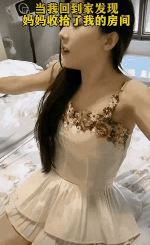 小姐姐慌了，
想要遮掩什么，
但是恐怕来不及了。