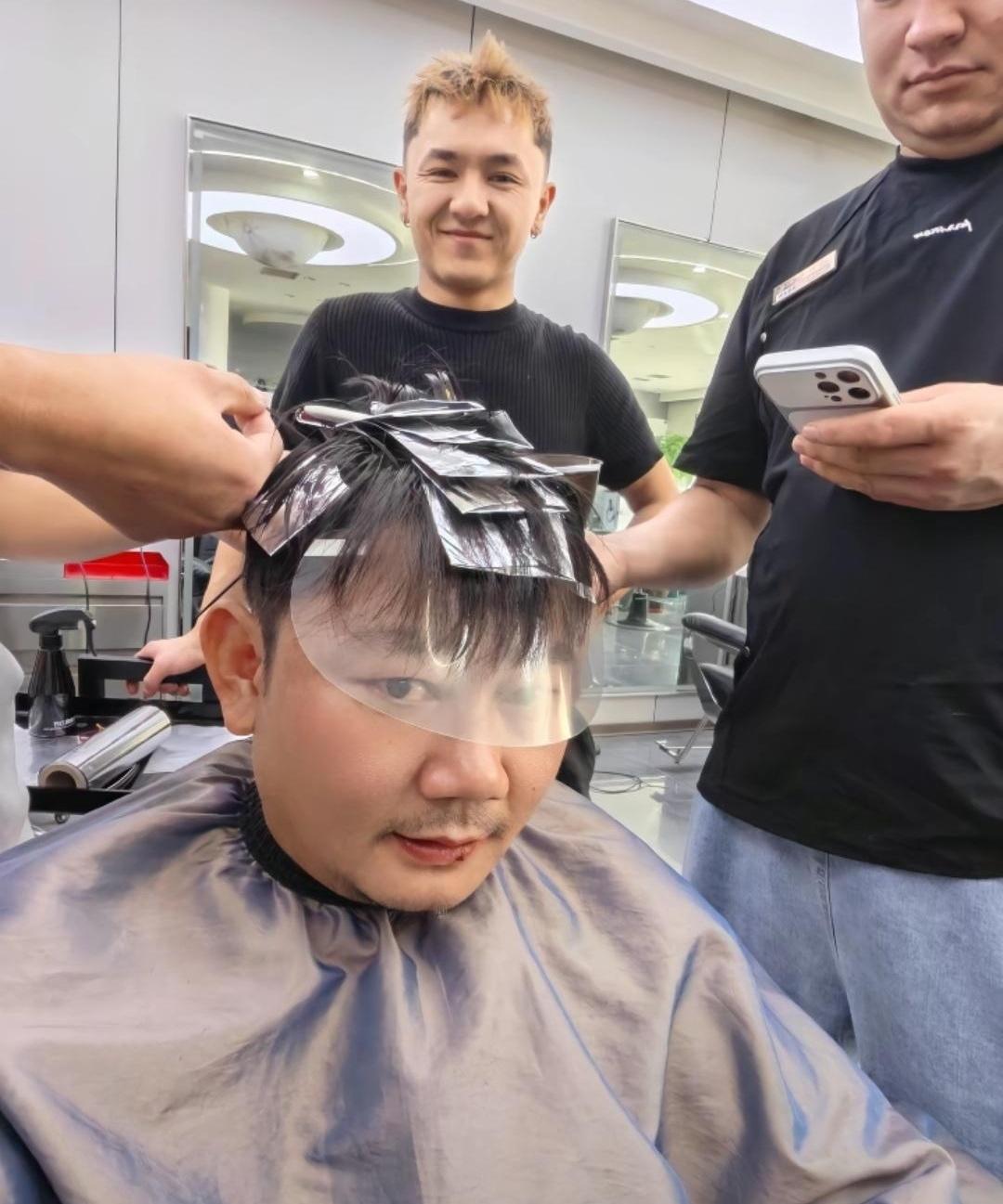 去理个发硬生生坐了快4个小时，屁股都快坐出包浆了，结果出来一看，这发型是来搞笑的