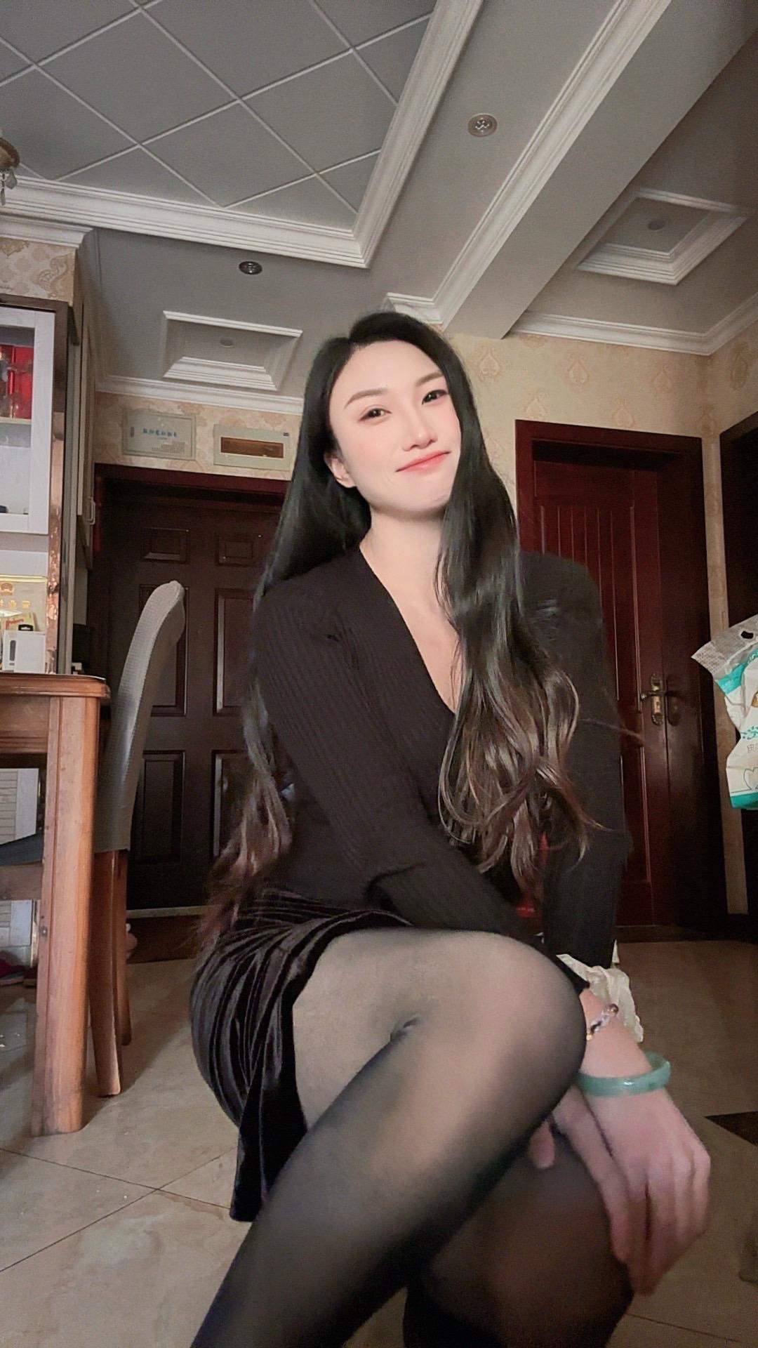 判断一个男人的爱，别听他说了什么，看他做了什么：
给名分、肯买单、愿出钱，这是基