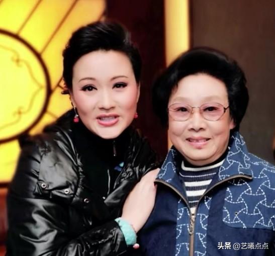 她既是尹派艺术的“王子”，又是播种尹派艺术的“园丁”。
她曾代师传艺，默默奉献，