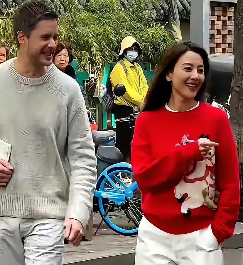 女神也老了，皮肤松弛，法令纹明显，脸上胶原蛋白流失。
没有整容，没有拉皮，自然老