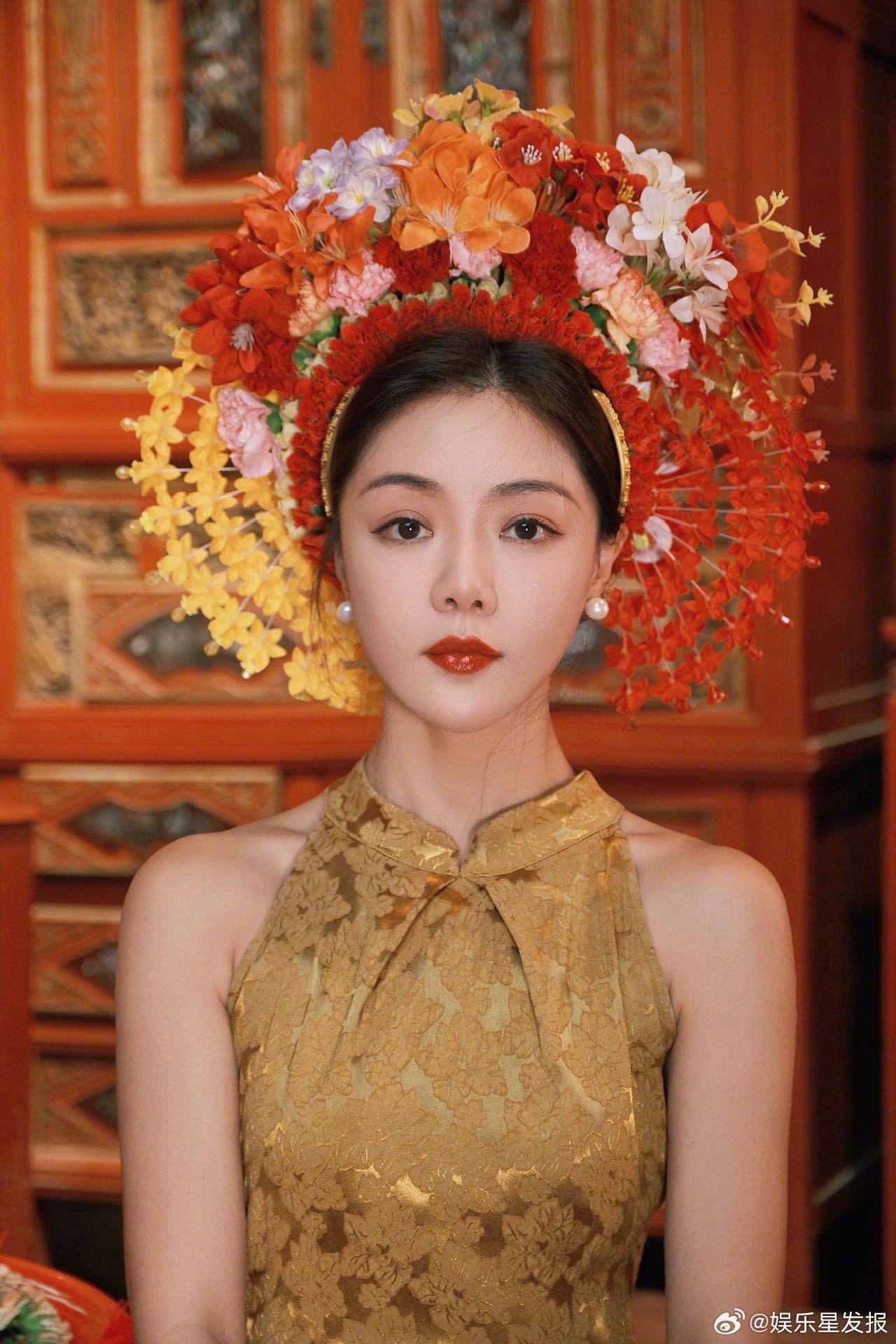 邓家佳金旗袍簪花图 秋天的第一组簪花妆，搭配金色旗袍，有一种古典与清新的结合。和