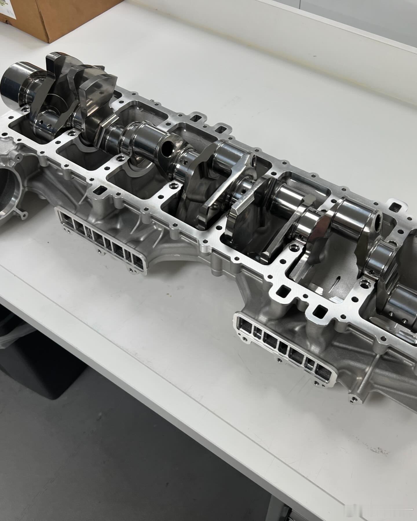 2005 年 Cosworth TJ V10 的裙架，主轴承盖+干式油底壳+回油