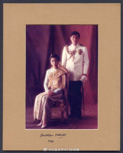 王室王室泰国王室暹罗往事 老照片：朱拉蓬和老白脸1982年拍摄的一张官照，上面有