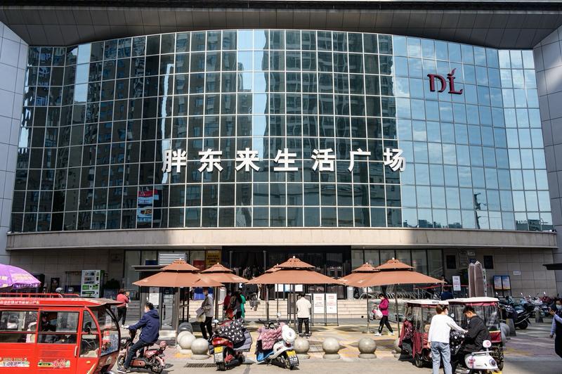 胖东来12名店长共分2.4亿资产利润，这消息一出来就炸锅了。胖东来创始人于东来披