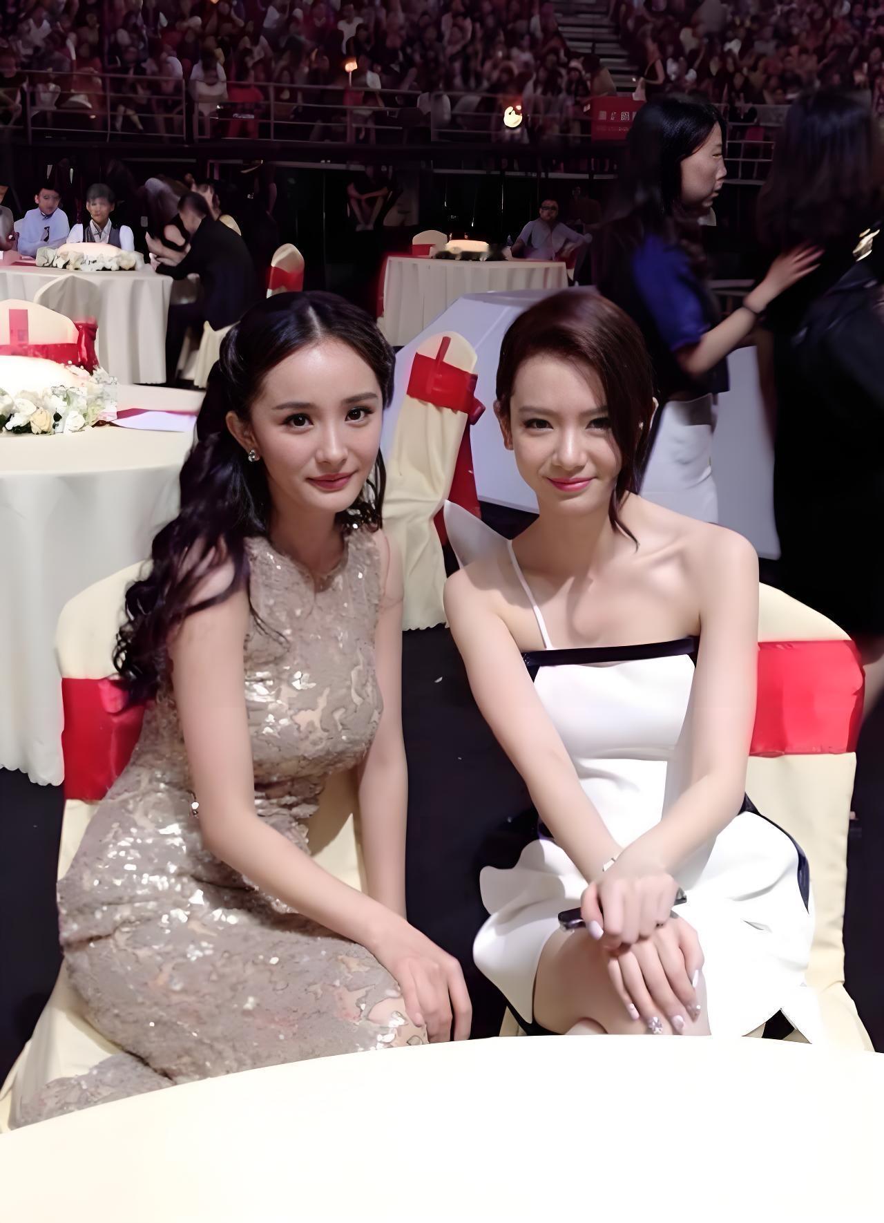 2013年8月18日，杨幂参加安徽一档综艺节目《亚洲青春派》盛典时，她与戚薇在坐