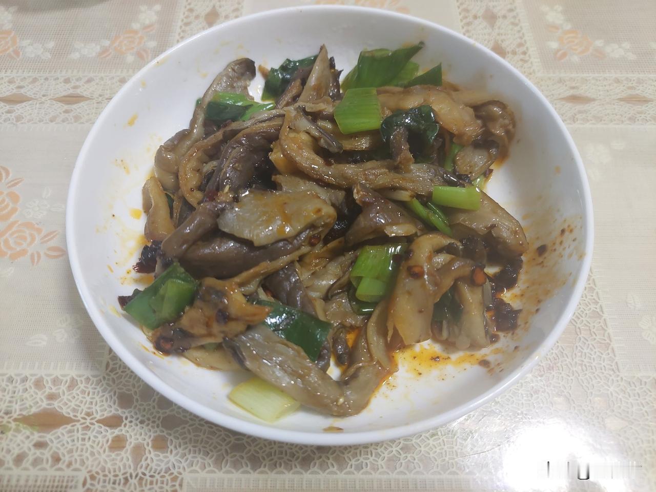 自己动手，丰衣足食。

今早G哥起床炒的蘑菇。

的确是不错，口感比我昨早我做的