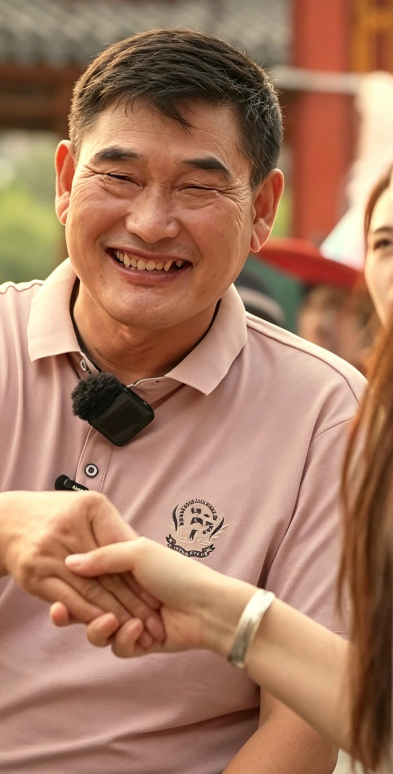 大衣哥免费教人唱歌，却绝不收徒！这是聪明选择吗？
同样愿意无偿分享唱歌的本事，大