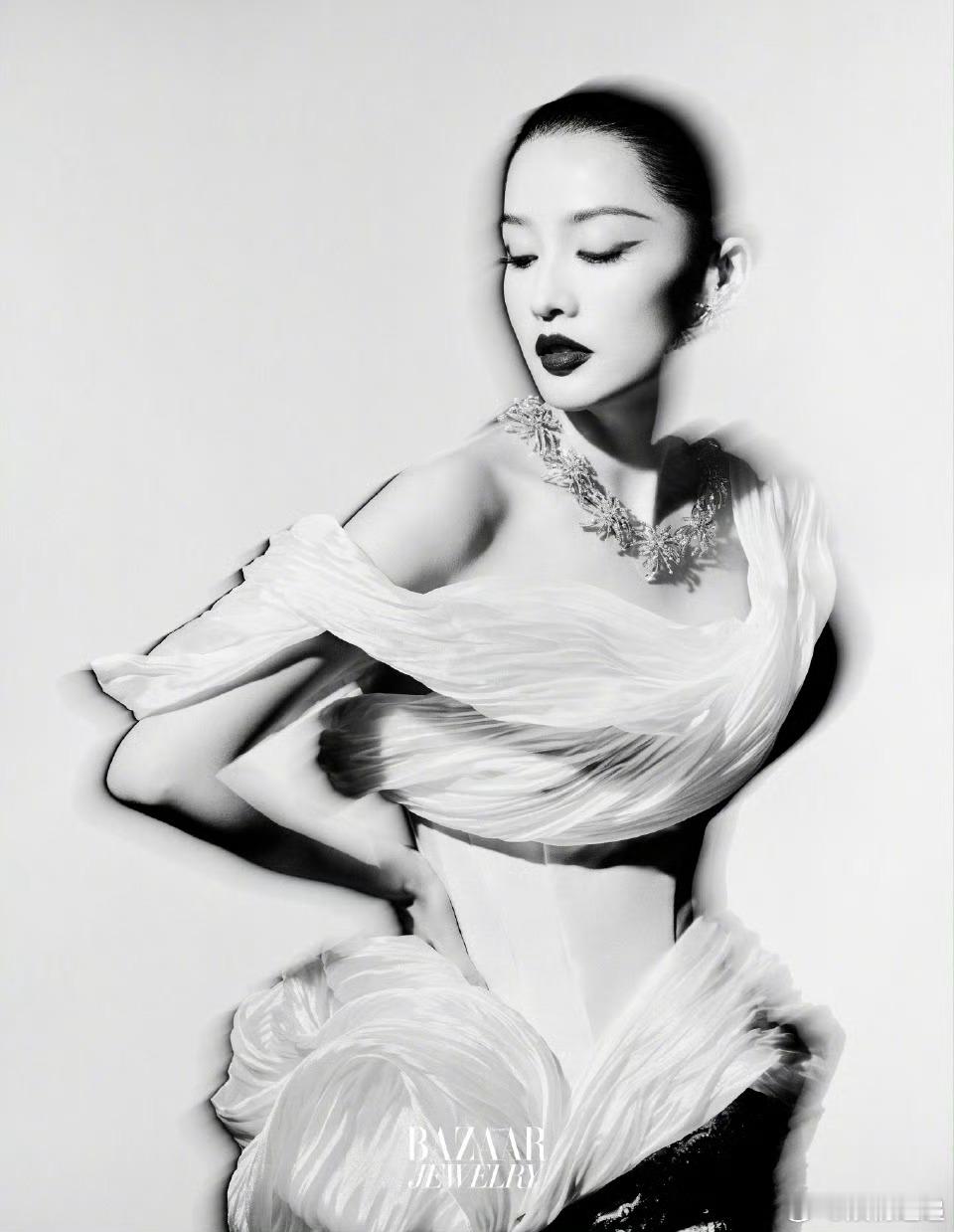 李沁高级骨相美 被这组大片美到失语！明暗之间尽显东方韵味，骨相美人果然yyds！