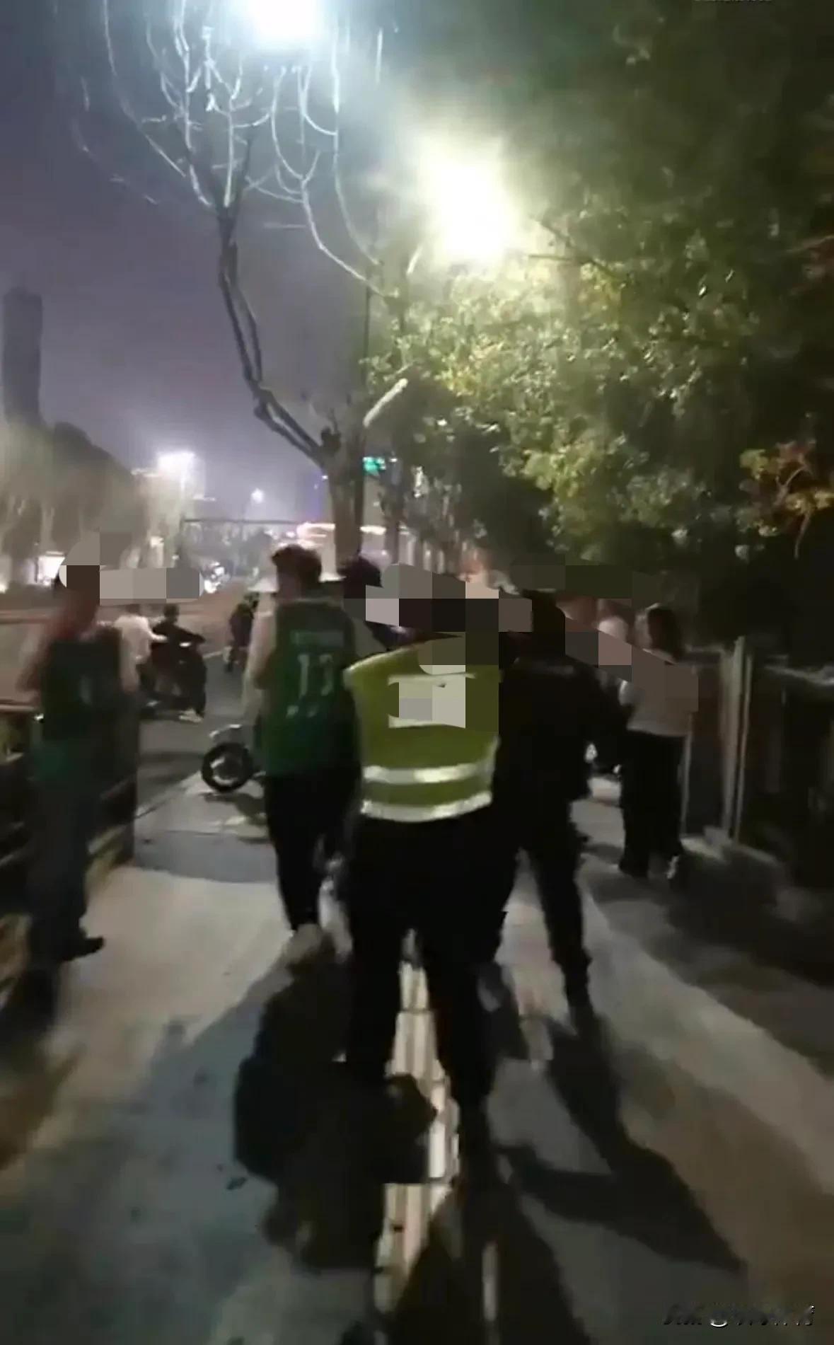 3月24日晚，在辽宁男篮与浙江男篮的比赛结束之后，辽宁男篮球迷与浙江男篮球迷在球