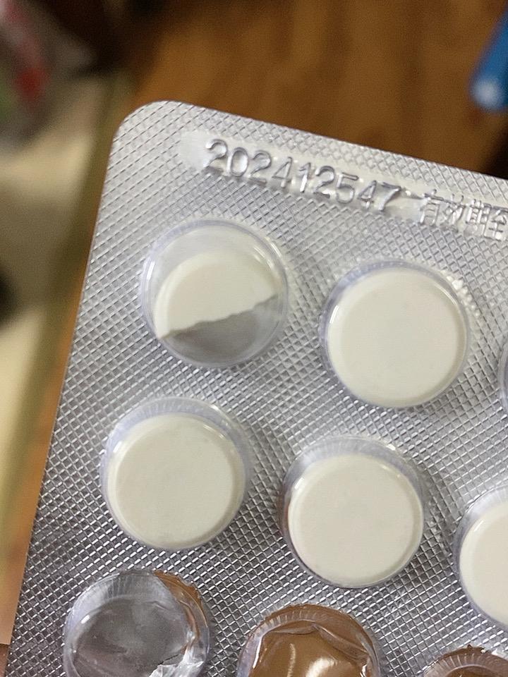 惊呆了，这是药店的问题还是药厂的问题，完好无损的包装里居然只有半片药。
我原本以