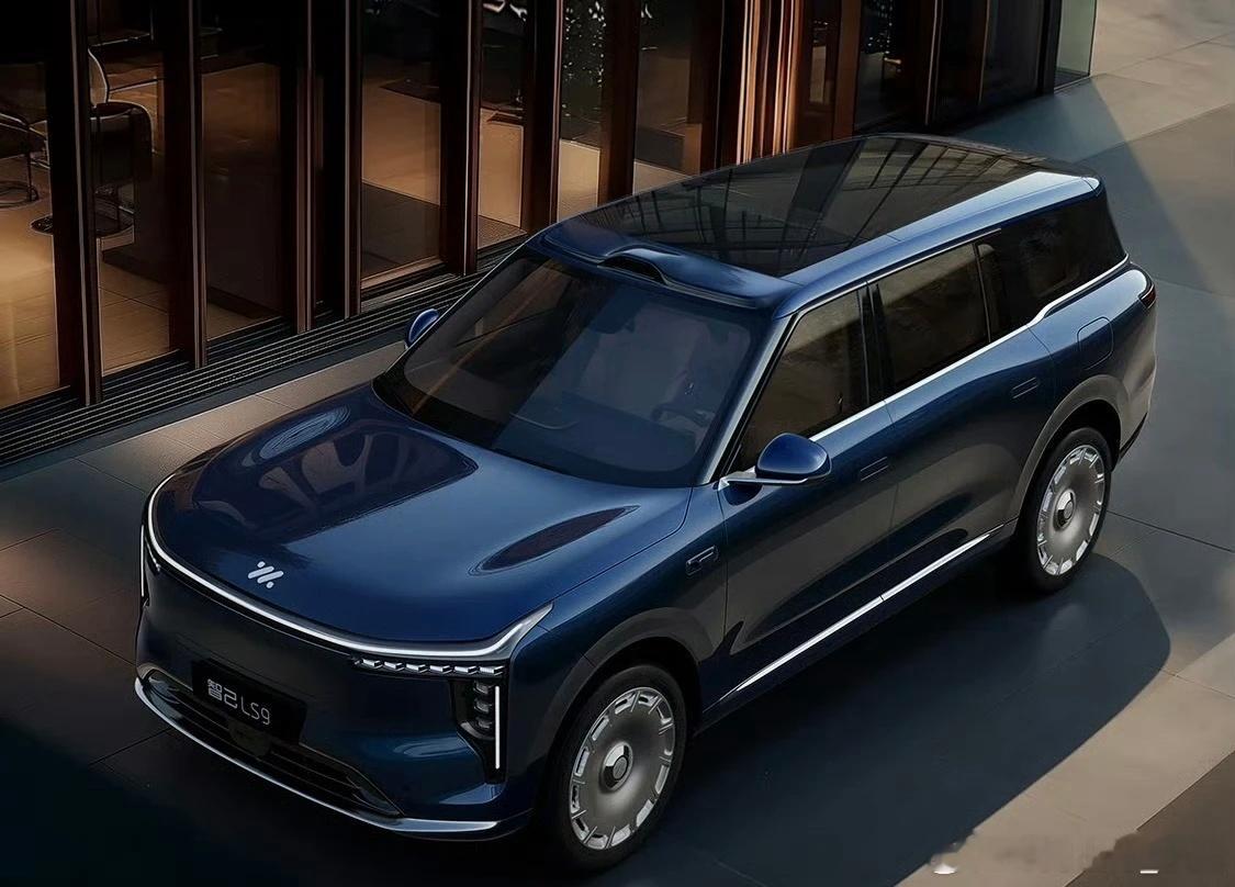 又一家新能源车企迈入盈利阵营！在12月25日智己汽车五周年节点上，总裁蒋峻与联席