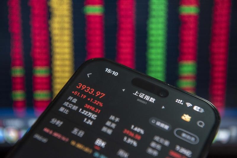午间收盘A股缩量上涨，沪指涨0.10%报3916.10点，深成指、创业板指等也有