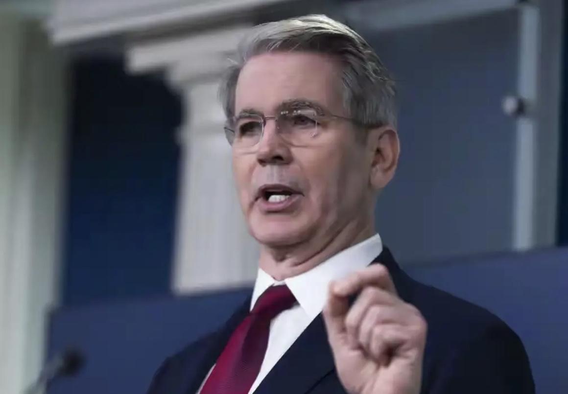 当美国财长贝森特咆哮"与中国站队是自掘坟墓"时，全世界都看清了：这哪是贸易警告，