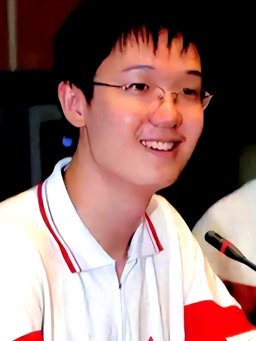 北京一名高二男生放出话来：“我不上清北，我就要去美国！”
他考了703分成了状元