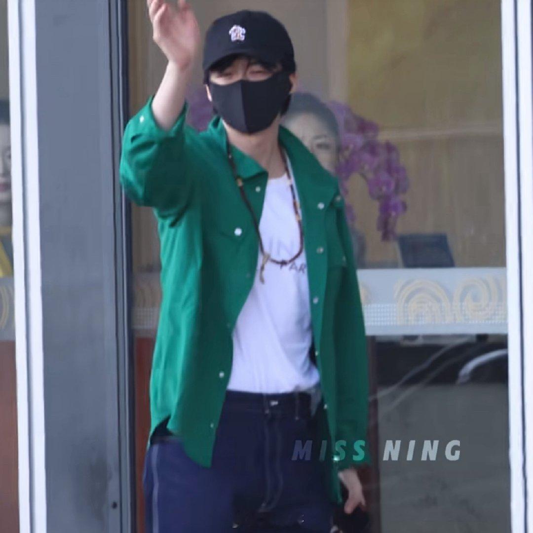 刘宇宁出发进组铁证路透 刘宇宁北京出发进组路透 啊啊啊啊啊激动的要跳起来的既视感