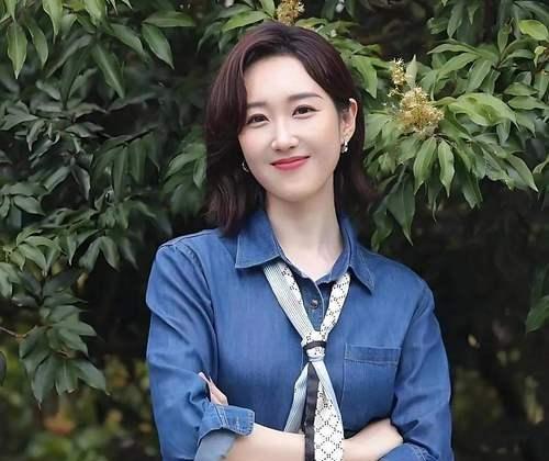 王嘉宁接棒撒贝宁，没靠流量，靠的是啃透典籍的劲儿。
她不是来“主持”的，是来“对