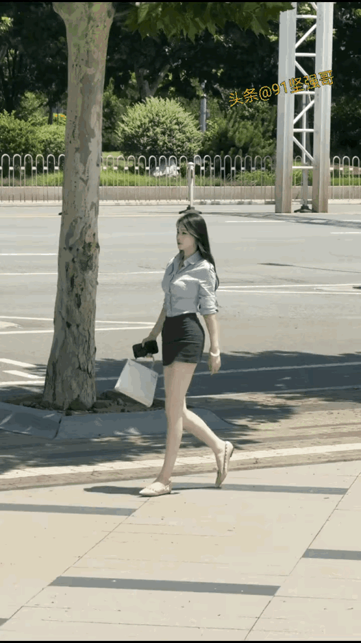 好有气质的美女，看上去应该是白领阶层。