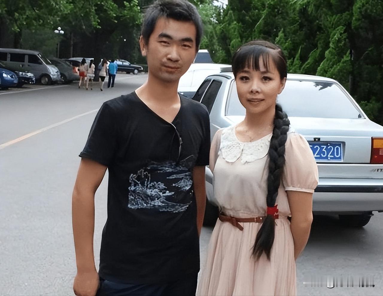 2007年王二妮出名后，男友李飞对她说“二妮，分手吧，咱俩不是同一世界的人了。”