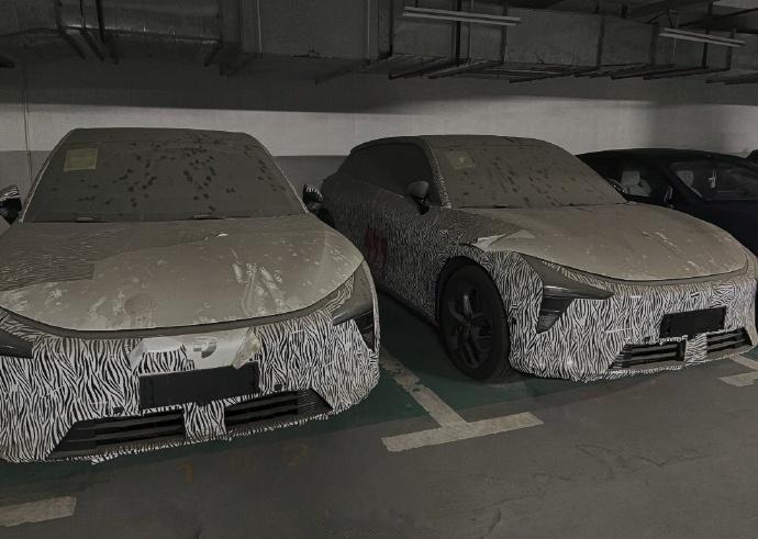 落满灰尘的极越测试车