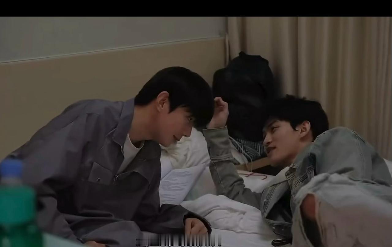 排练厅里，高嘉辉对着已经过五遍的台词，突然冒出一句：“再来一次，争取一遍过。
”