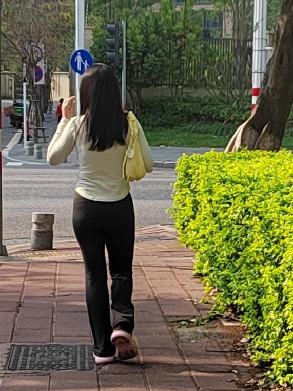 年过半百，远看还行，近看已是沧桑。
忽然明白：我来人间走了五十多年，不过是路过尘