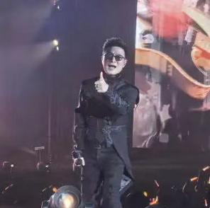 没有人告诉汪峰裤子买小了吗？ 