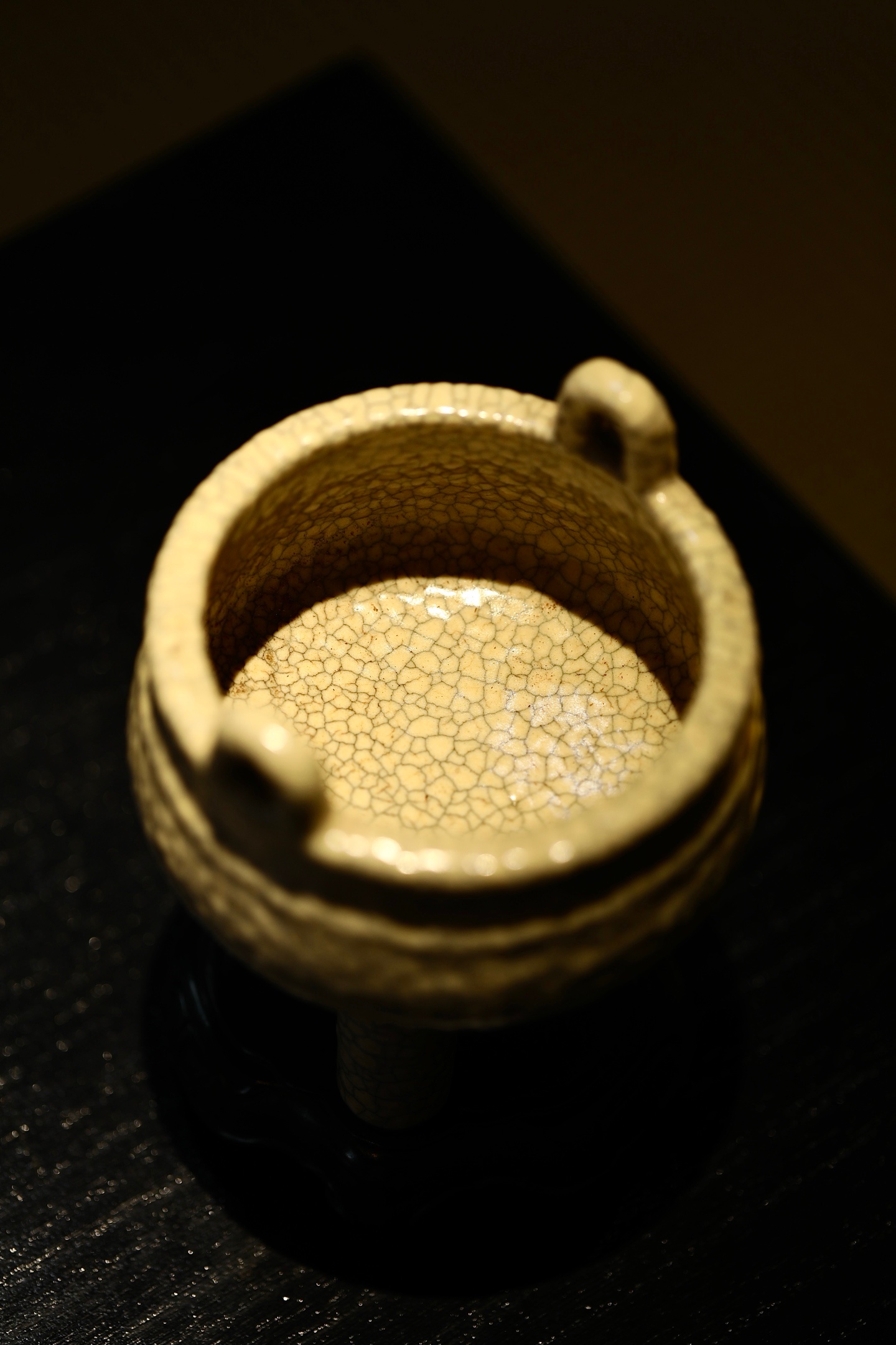 哥窑 | 三足鼎式香炉釉面布满自然金丝铁线开片肌理，古雅温润。两侧附瓷质衔环耳，