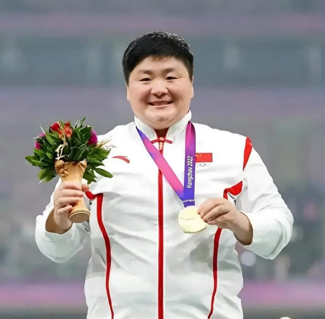 巩立姣田径赛场的老将巩立姣，女子铅球大满贯选手。二十五年日复一日艰苦训练，历经五