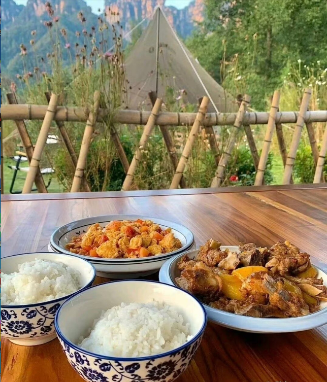 有多少能力吃多少饭。昨天那个谁说的没错，掉头回去场内A股科技，抗跌还涨的猛。拿几