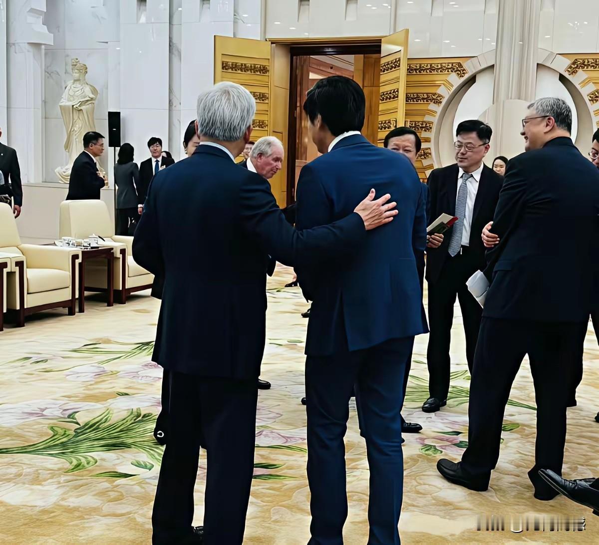 雷军和黄仁勋站在一起的时候，喜欢把腰弯一些，不知道这是为什么？也许是一种谦恭有礼