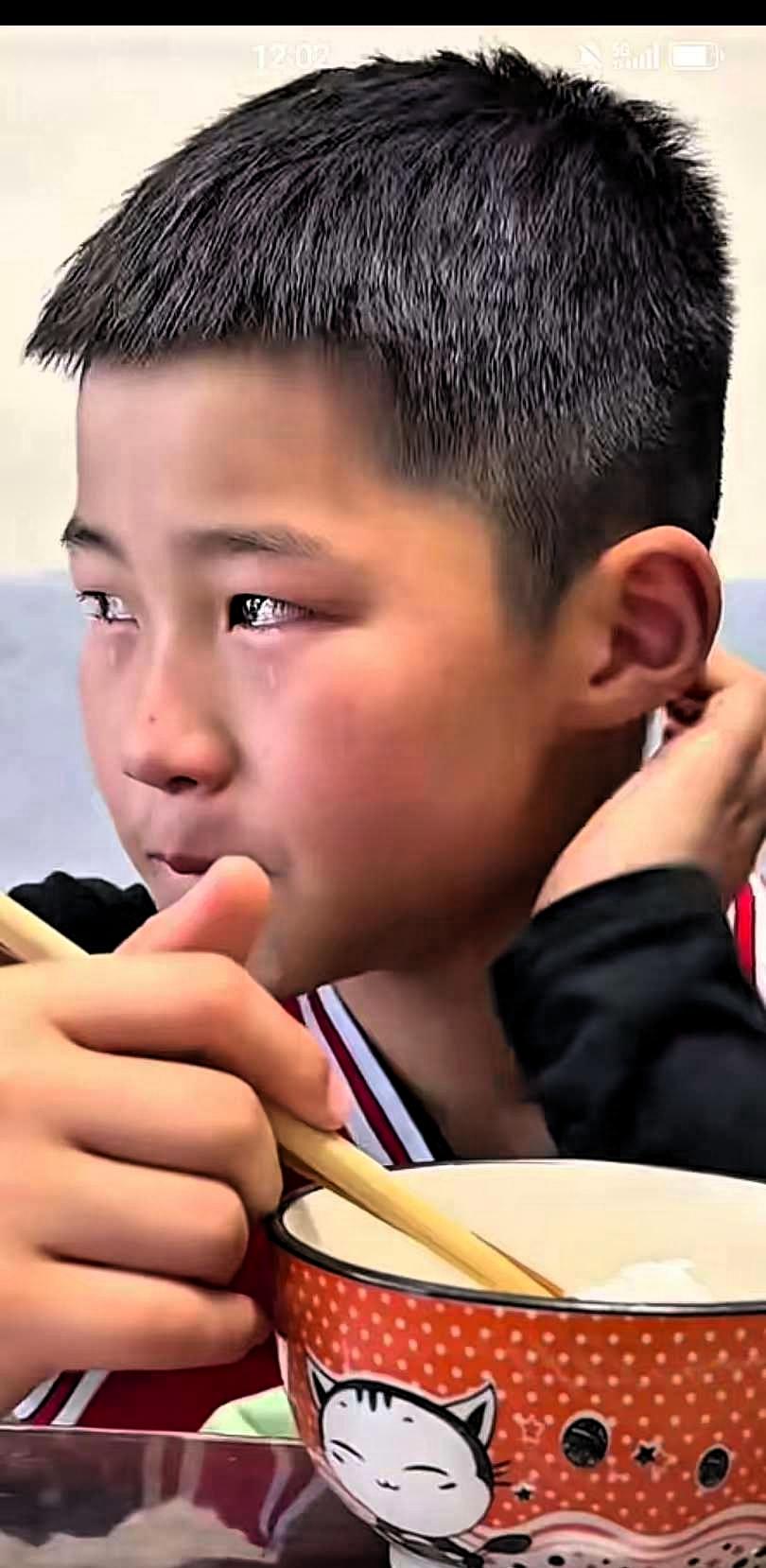 泪崩！崩不住了，单亲妈妈给儿子10块钱，让他坐车回来，儿子没坐车，步行一个多小时