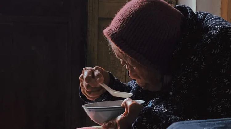 朋友的儿子在社区工作，最近被一家人搞得十分无语。
这家有位八十多岁的老太太，没有