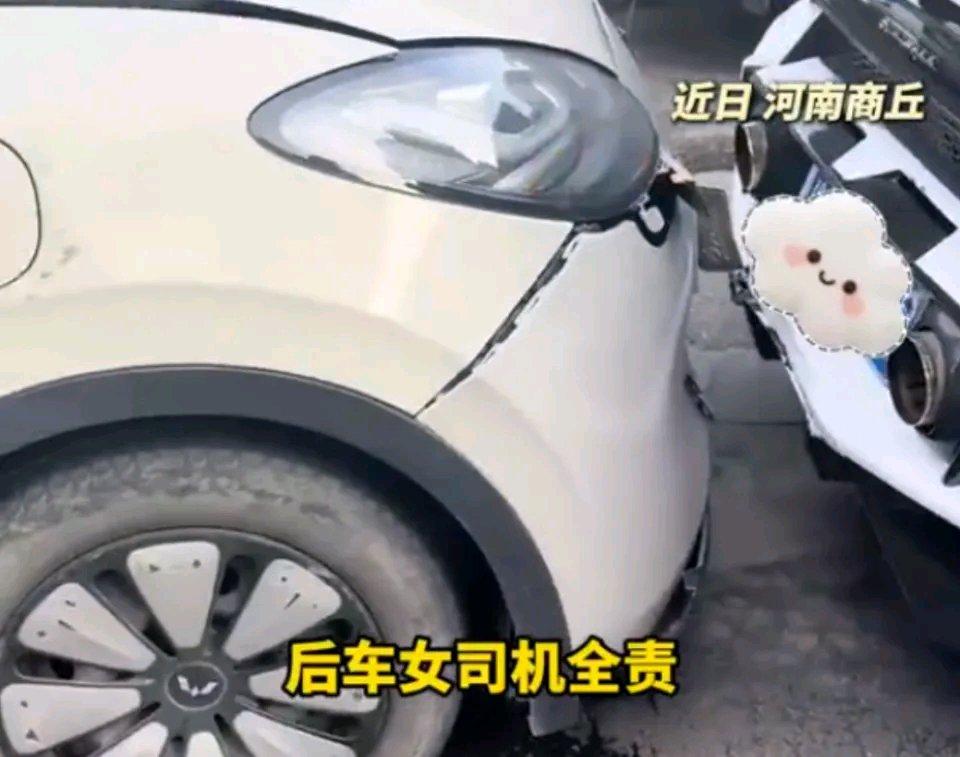 五菱电车追尾兰博基尼超跑，女司机负全责，车辆却只有交强险这起事故发生在一个繁华的