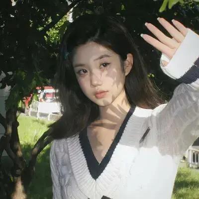 阳光洒在树荫下的你，挥手微笑，温柔动人。