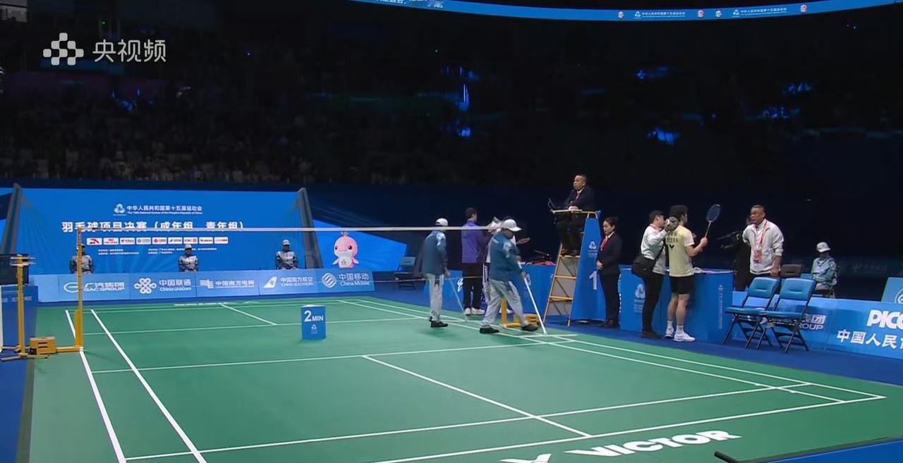 这也太快了[捂脸]，
才几分钟时间，福建队选手翁泓阳就11-3领先湖北队选手朱轩