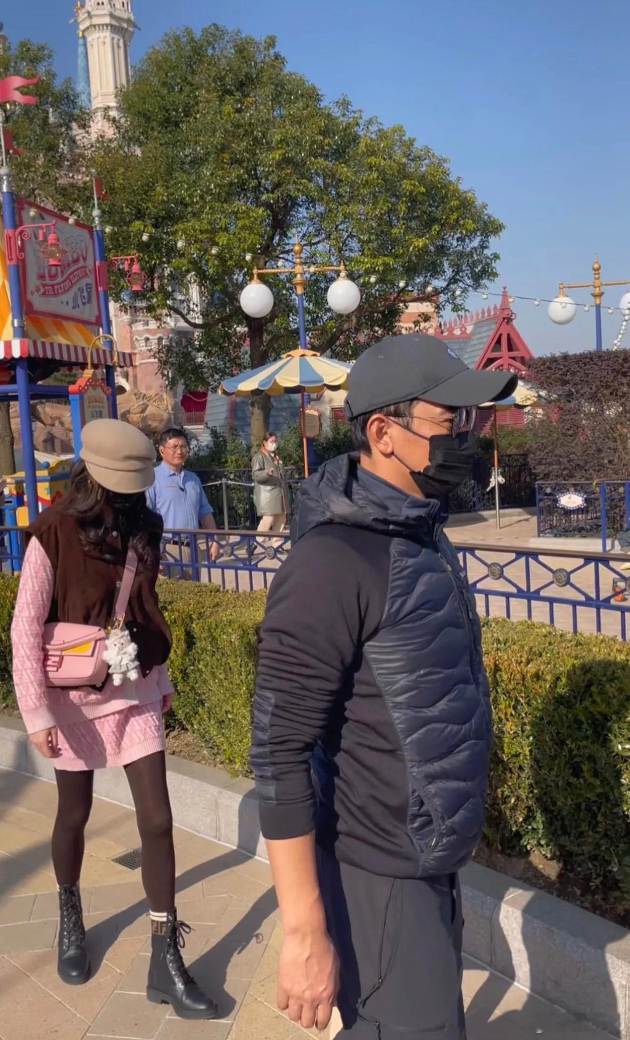 罗晋和唐嫣带孩子去迪士尼，网友称罗晋把老婆宠成公主，自己却看着像路人大叔 