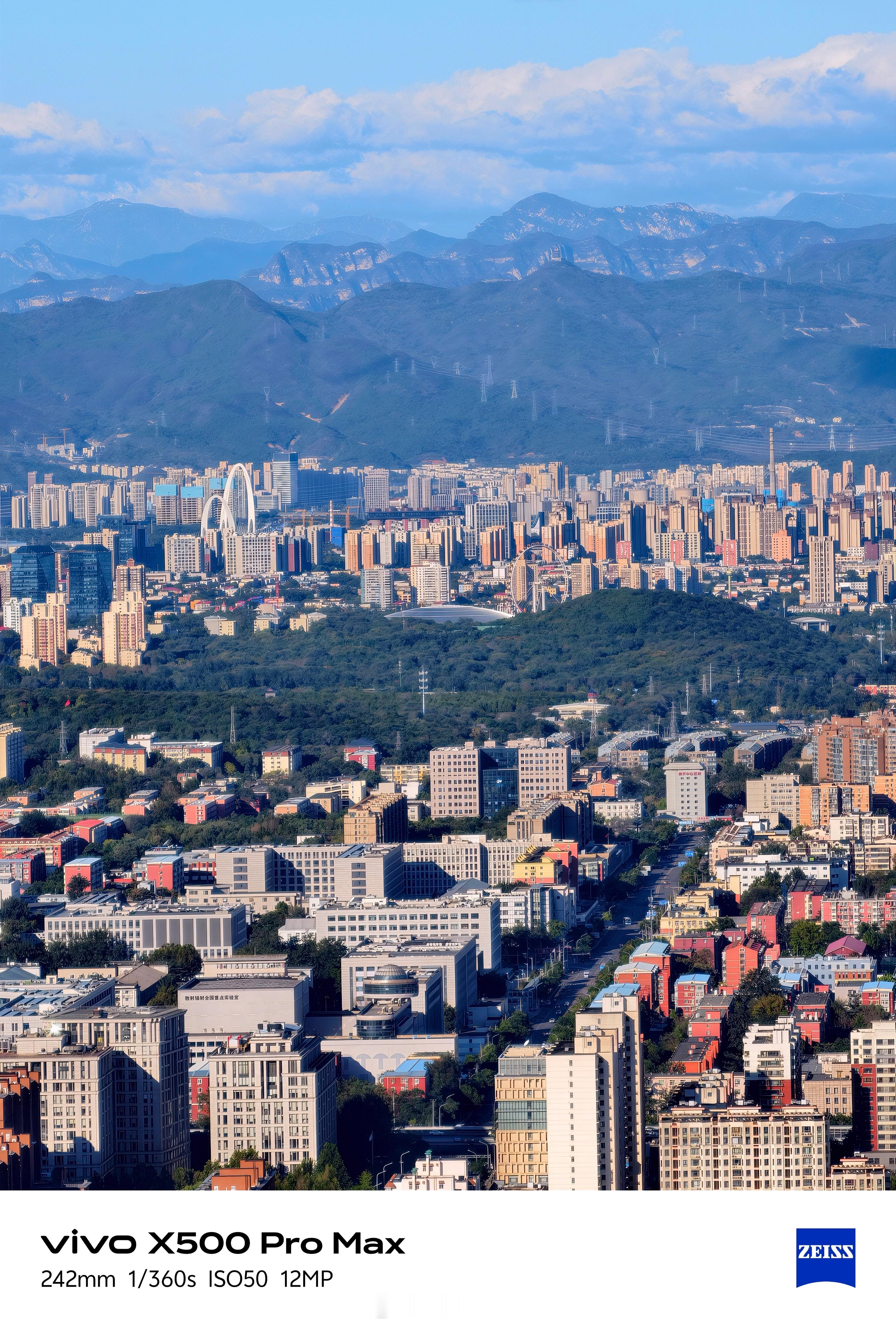 《晴空在线的北京城》国庆假期第四天，强劲的北风吹走了雾霾，北京晴空在线。在中央电