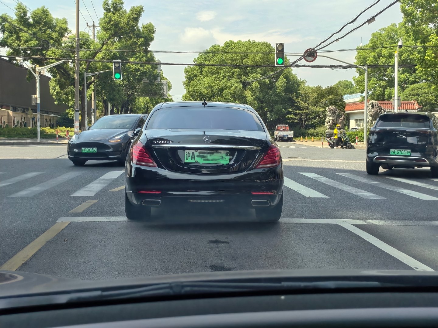 碰到一辆极为稀缺的老 S500 eL，对奔驰混动是真爱了。据说当年落地得 180