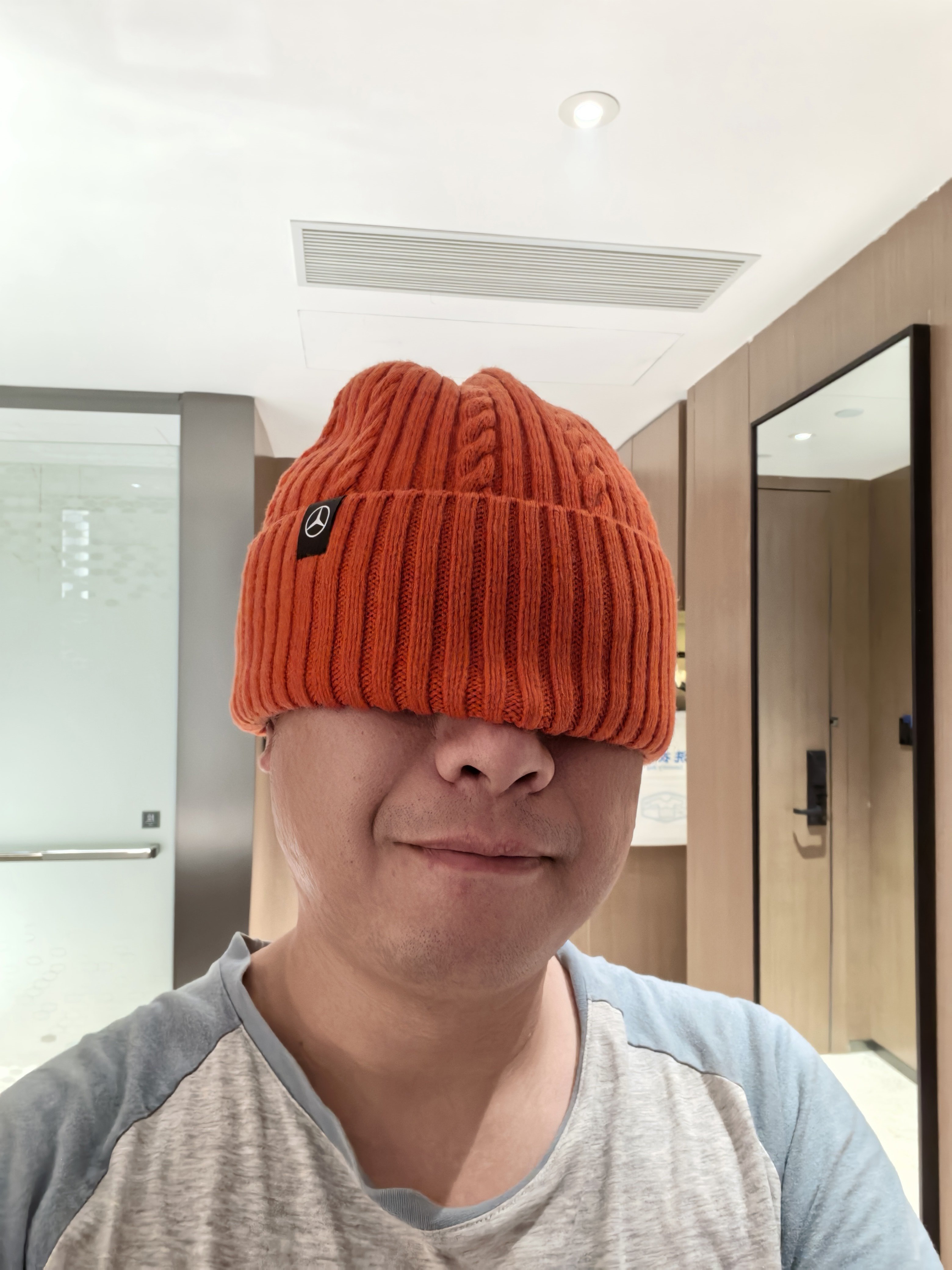 我认真问你们一个问题，为什么别人戴这样的棉帽都帅，而我戴这种就像个…是我哪里错了