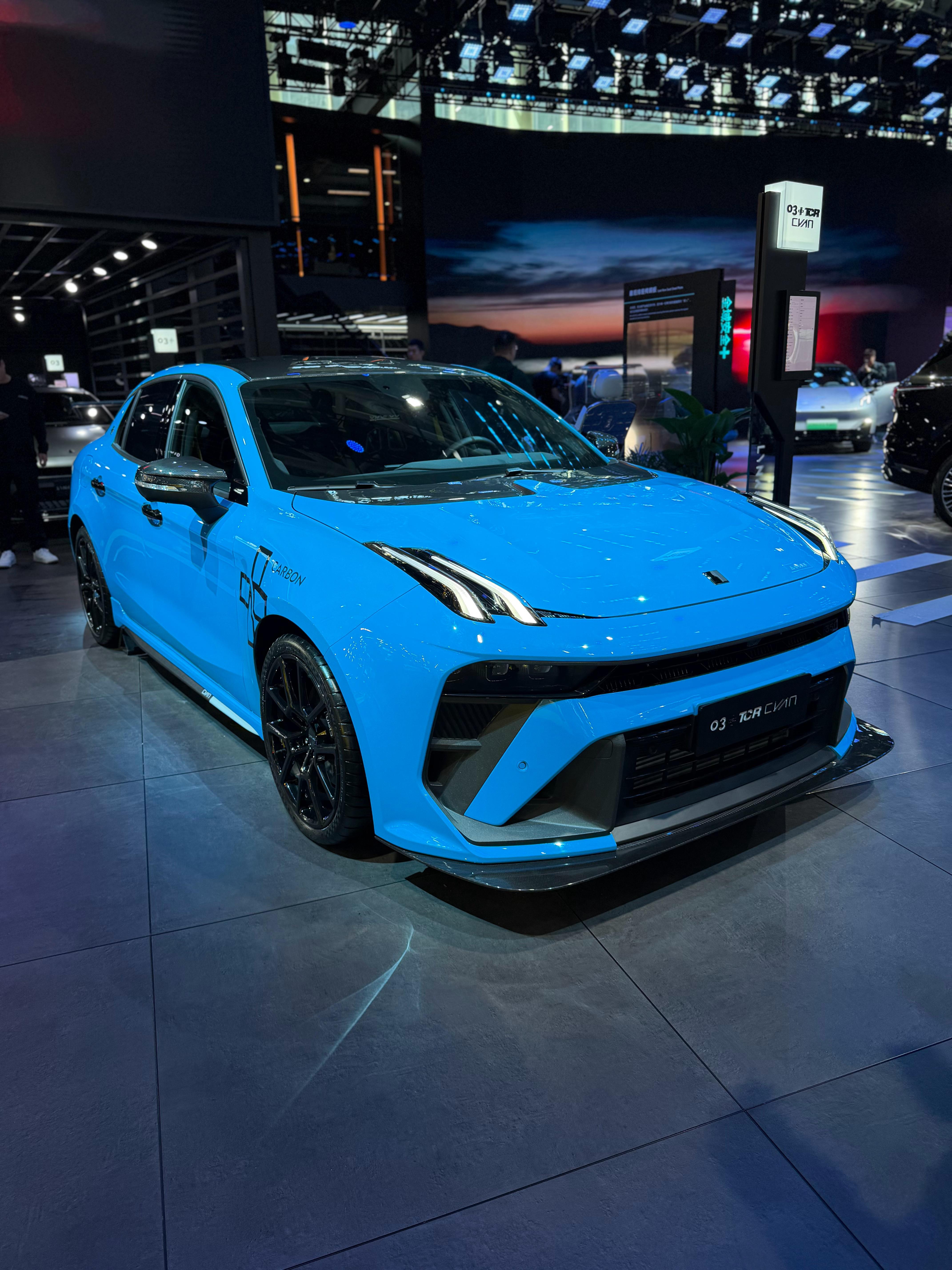 新领克03+TCR Cyan，加了通风碳盖和碳顶。尾盖不是电动的，只是贴纸“不要