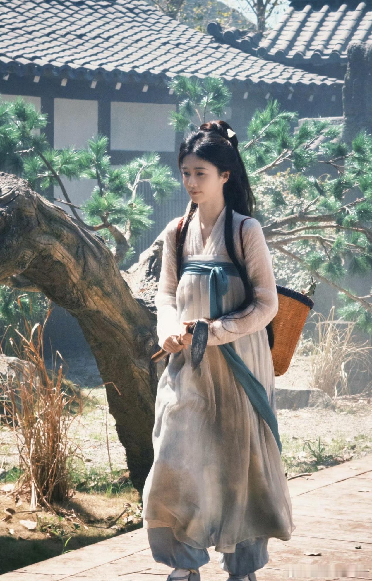 白鹿《莫离》花絮照，披发的氛围感太绝了 ​​​