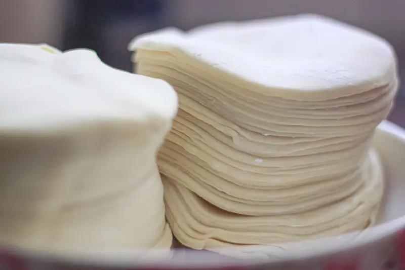 山东滨州的这位 80 后宝妈太牛了！她自制马年饺子皮直接卷出新高度。用菠菜、南瓜