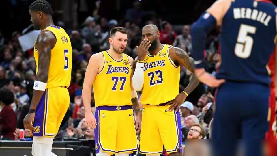 勒布朗劈扣篮筐震得嗡嗡响，回头盯一眼记分牌差点气出脑充血！打个西部垫底的鹈鹕，湖