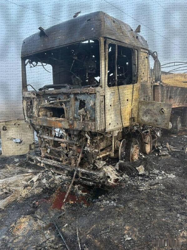 【敖德萨近郊：俄军“天竺葵”无人机摧毁乌方燃油卡车车队】11月2日，乌克兰敖德萨