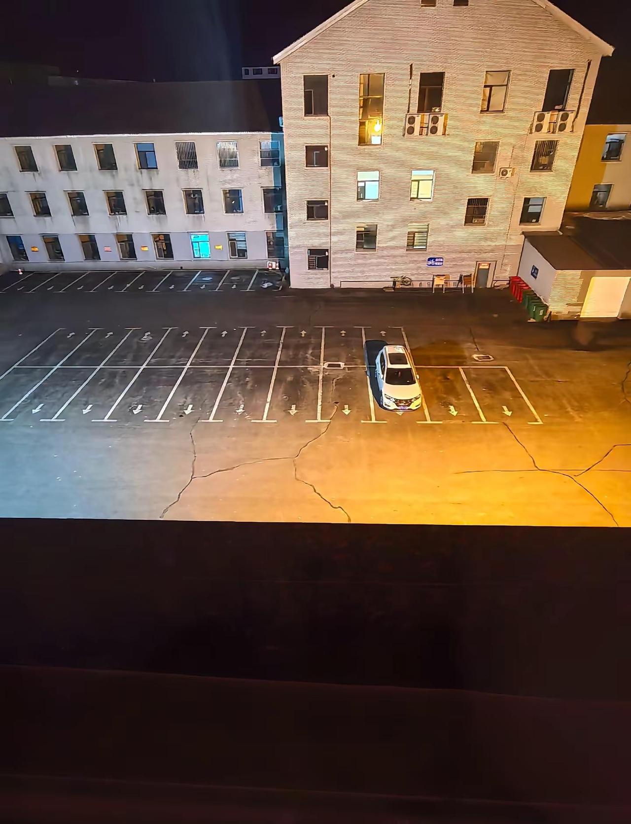 孤独会过去，想念会开花，此时此刻我和我的车一样……