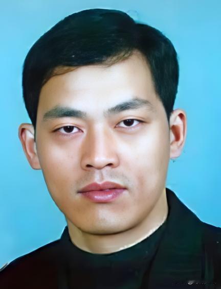 1997年8月15日，37名公安、武警秘密潜入了龙合村，准备逮捕“神枪手”悍匪万