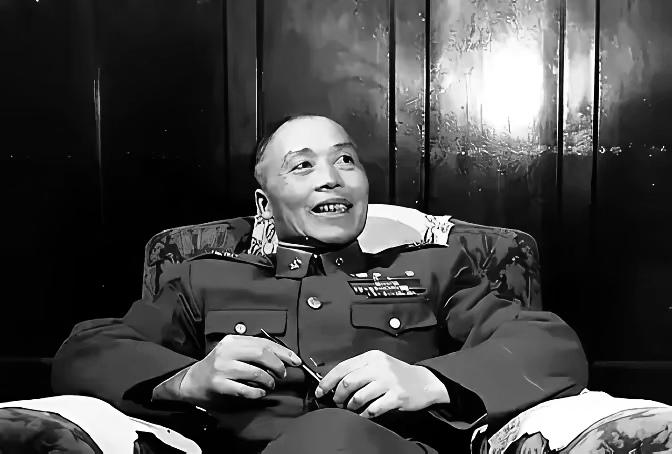 1949年，杀手周德胜蹲阁楼，枪口死死顶着李宗仁后心。李宗仁突然扭头：“你是老周